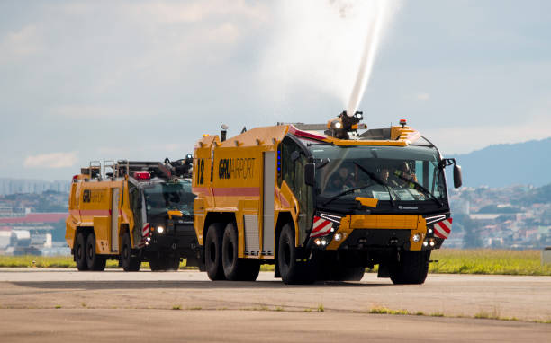 el camión de bomberos rosenbauer panther del aeropuerto gru bombea agua en el aeropuerto internacional de guarulhos, sao paulo, brasil 2019 - air vehicle airport fire department accident fotografías e imágenes de stock