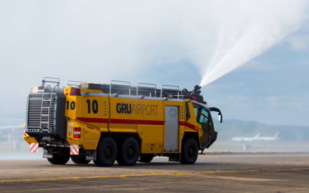 el camión de bomberos rosenbauer panther del aeropuerto gru bombea agua en el aeropuerto internacional de guarulhos, sao paulo, brasil 2019 - air vehicle airport fire department accident fotografías e imágenes de stock
