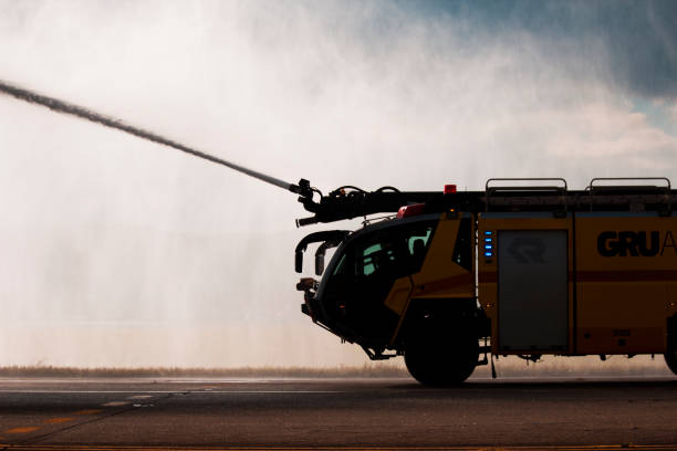 el camión de bomberos rosenbauer panther del aeropuerto gru bombea agua en el aeropuerto internacional de guarulhos, sao paulo, brasil 2019 - air vehicle airport fire department accident fotografías e imágenes de stock