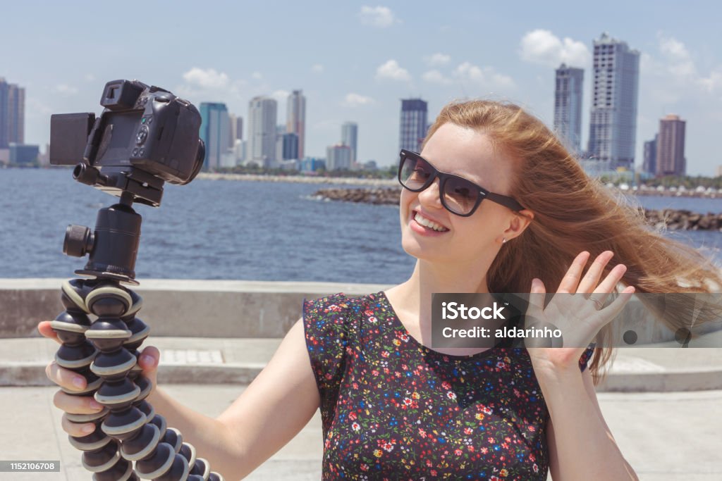 Cámara grabando una joven bloguera de raza blanca haciendo un video o selfie - Foto de stock de Industria televisiva libre de derechos