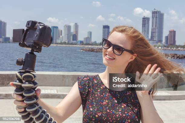 Cámara Grabando Una Joven Bloguera De Raza Blanca Haciendo Un Video O Selfie Foto de stock y más banco de imágenes de Industria televisiva