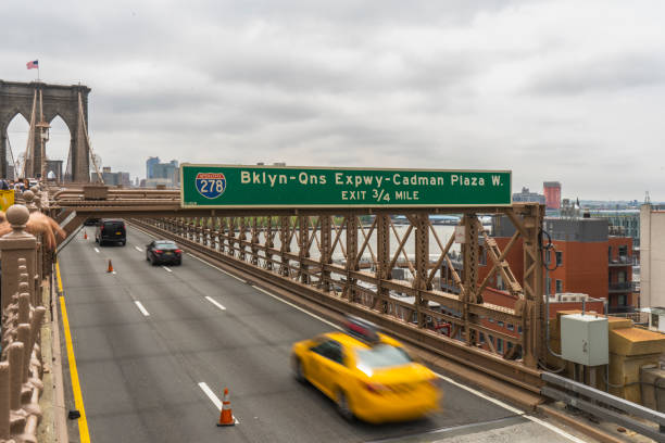 taksówka w drodze! - brooklyn bridge taxi new york city brooklyn zdjęcia i obrazy z banku zdjęć