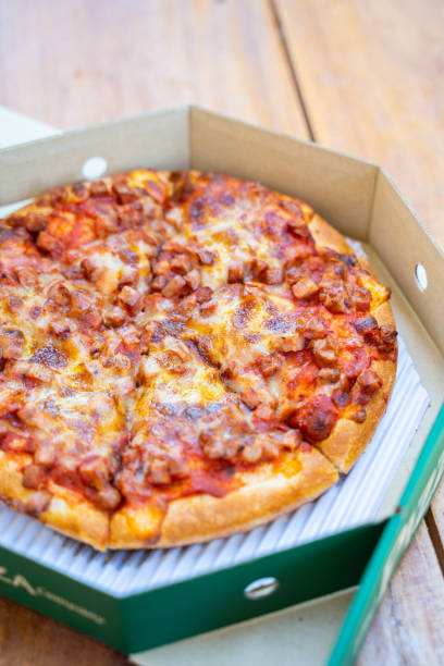istock ham and bacon fluffy pizza take away 1152118815