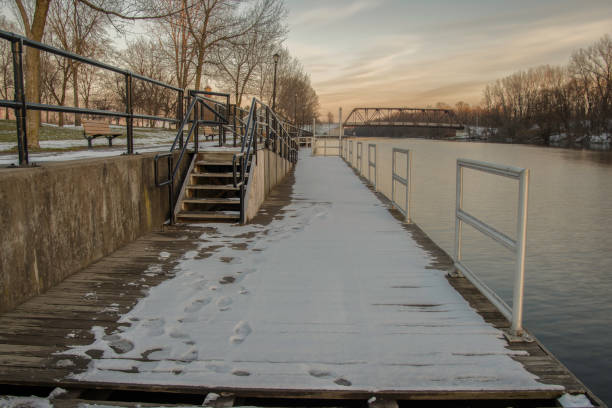 bellamy harbor park - mohawk river fotos imagens e fotografias de stock