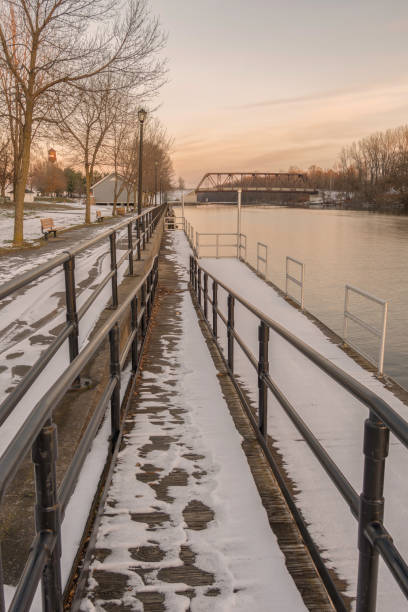 el bellamy harbor park quay - mohawk river fotos fotografías e imágenes de stock