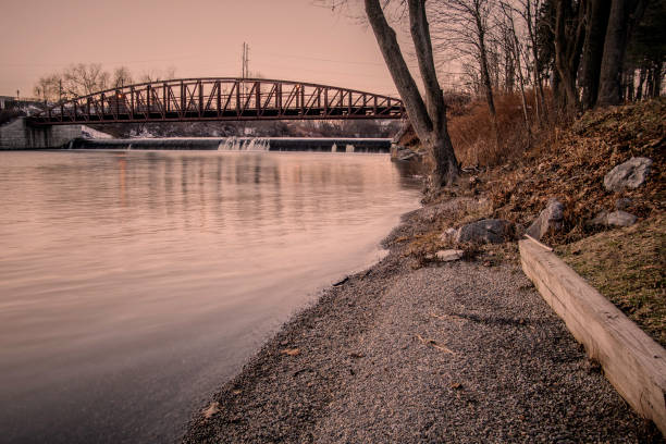 cascada en bellamy harbor park - mohawk river fotografías e imágenes de stock