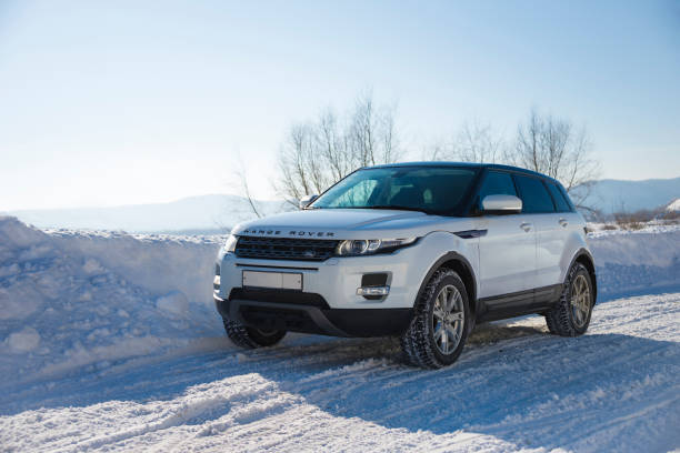 biały range rover evoque z czarnym dachem na zimowej drodze na tle gór zhiguli w regionie samara, rosja. pogodny słoneczny dzień 9 lutego 2019 - sunny day mountain mountain range winter zdjęcia i obrazy z banku zdjęć