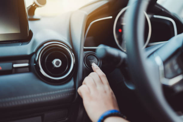 drücken sie start, stopp-taste motor-steuerung der finger-frau vor dem fahren nach dem drücken der bremse. - push button off stock-fotos und bilder