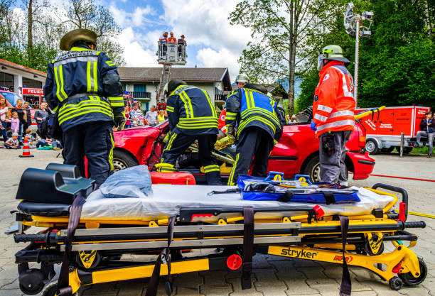 exercice d’accident de voiture d’un service d’incendie - ambulance healthcare and medicine germany car photos et images de collection