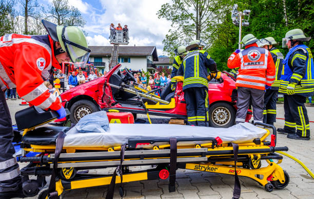 exercice d’accident de voiture d’un service d’incendie - ambulance healthcare and medicine germany car photos et images de collection