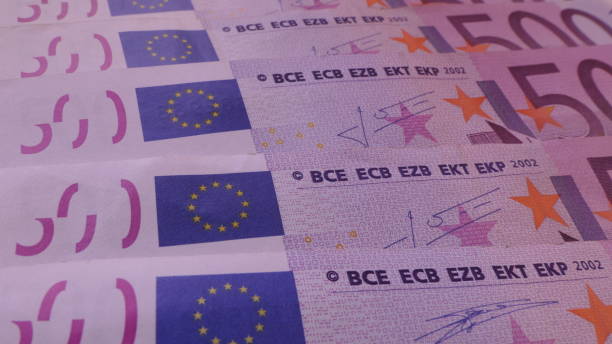 vue rapprochée du frontside de plusieurs 500 billets en euros - five euro banknote european union currency number 5 paper currency photos et images de collection