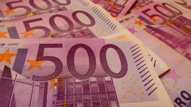 vue rapprochée du frontside de plusieurs 500 billets en euros - five euro banknote european union currency number 5 paper currency photos et images de collection