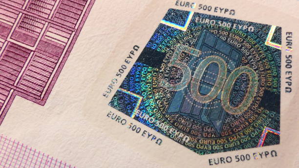 vue rapprochée du numéro 500 dans un sceau de sécurité d’un billet de 500 euros - five euro banknote european union currency number 5 paper currency photos et images de collection