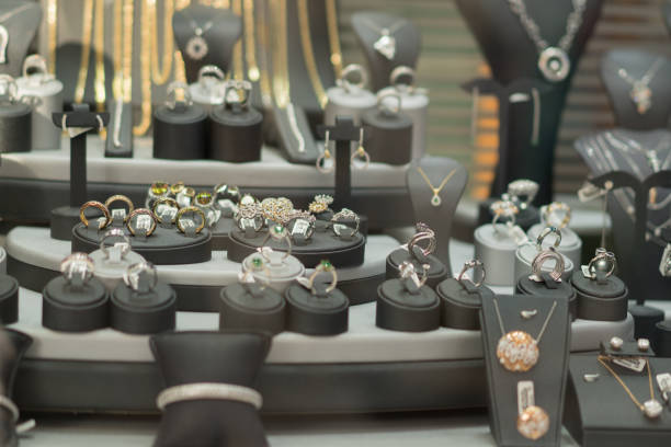 보석가 게에서 귀중 한 보석으로 다양 한 황금 반지, 창 클로즈업 - jewelry shopping store diamond 뉴스 사진 이미지