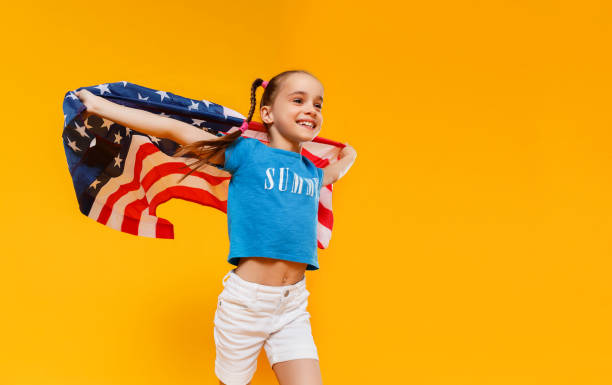 노란색 배경에 미국 미국의 국기와 함께 행복 한 아이 소녀 - 11194 뉴스 사진 이미지