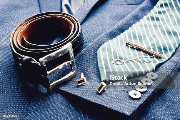 fantasma Hamburguesa Sensible Traje De Hombre Clasic De Moda Con Cinturón De Cuero Negro Corbata Azul A  Rayas Ufflinks