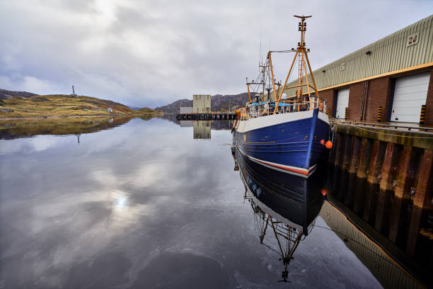 puerto pesquero de escocia - kinlochbervie fotografías e imágenes de stock