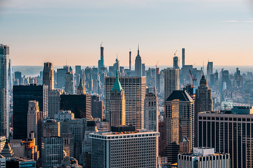 Horizonte de la ciudad de Nueva York con la Trump Tower en Lower Manhattan, tomada de un helicóptero volando sobre los tejados al amanecer photo