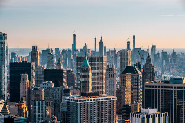맨하탄에서 트럼프 타워와 뉴욕시의 스카이 라인, 일출에서 지붕 위에 비행 헬리콥터에서 촬영 - trump tower 뉴스 사진 이미지