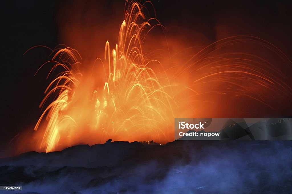 Vulcão em erupção à noite - Foto de stock de Big Island - Ilhas do Havaí royalty-free
