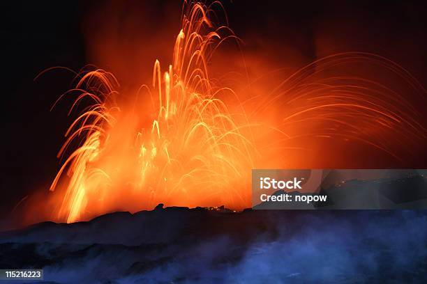 Foto de Vulcão Em Erupção À Noite e mais fotos de stock de Big Island - Ilhas do Havaí - Big Island - Ilhas do Havaí, Entrar em Erupção, Ilhas do Havaí