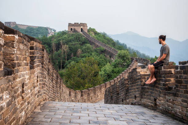 viajante na grande muralha da china perto de pequim, china - tourist travel china great wall of china - fotografias e filmes do acervo