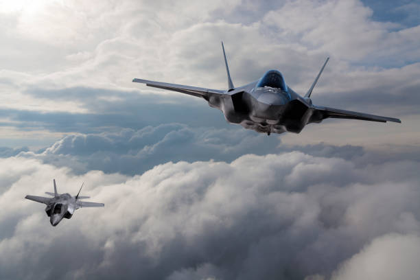 f-35 fighter jet fliegt über den wolken - list stock-fotos und bilder