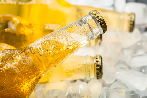 Botellas de cerveza fría y fresca con hielo photo