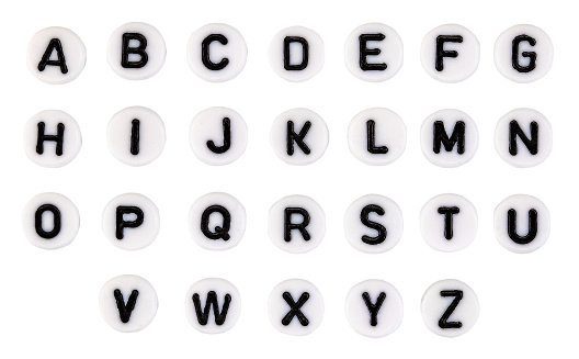 Perlas de plástico alfabeto aislado sobre un fondo blanco photo