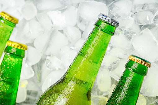 Botellas de cerveza fría y fresca con hielo photo