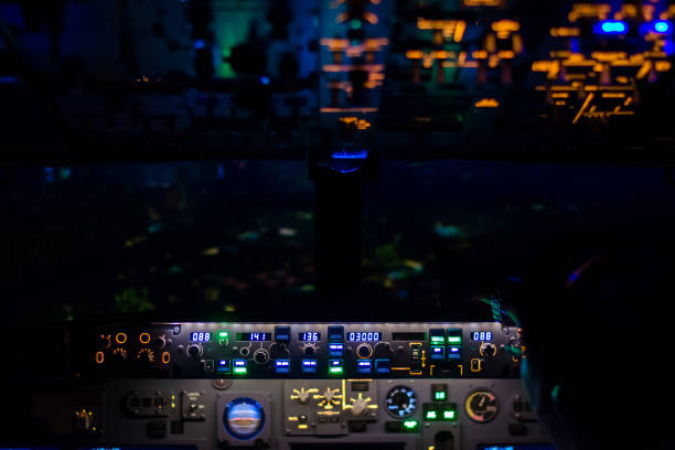 luz hermosa de la consol del avión en la cabina del piloto-visión nocturna - commercial airplane throttle lever cockpit fotografías e imágenes de stock