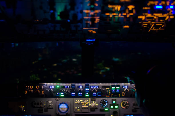 bella luce dal consol aereo nella cabina pilotaggio - vista notturna - cockpit airplane autopilot dashboard foto e immagini stock