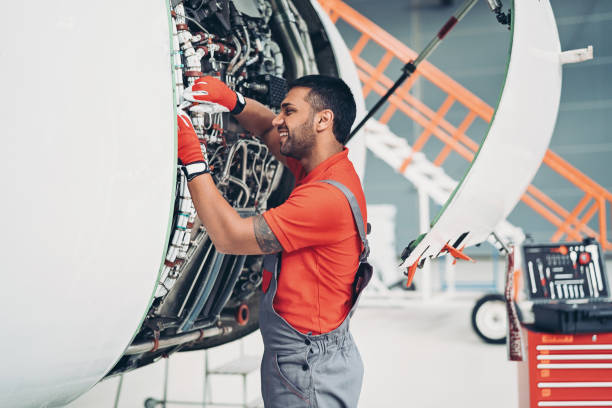 technik pracujący nad silnikiem odrzutowym - airplane airport air vehicle ground crew zdjęcia i obrazy z banku zdjęć