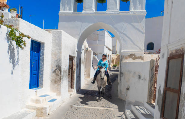 equitazione nel paese di santorini - santorini greece villa beach foto e immagini stock