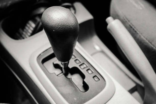 équipement de voiture automatique - gearshift handle isolated objects car photos et images de collection