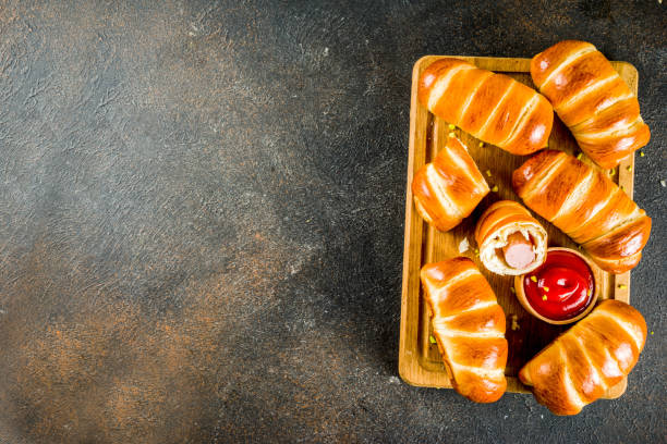 pretzel umwickelte hot dogs mit wurst - blanket pig hot dog sausage stock-fotos und bilder