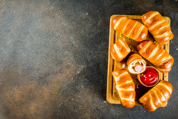 крендель завернул хот-доги сосисками - blanket pig hot dog sausage стоковые фото и изображения