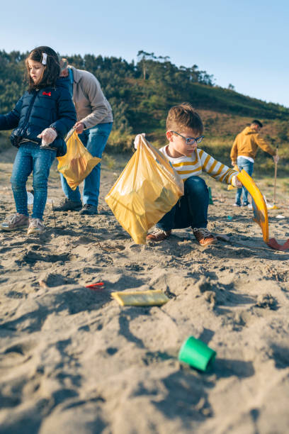 istock Volunteers cleaning the beach 1152189856
