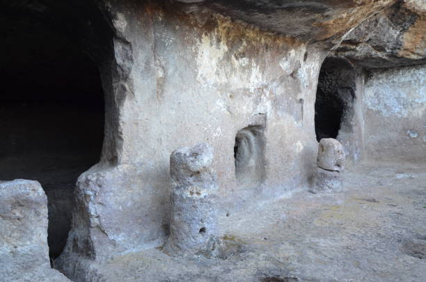 domus de janas de montessu - domus fotografías e imágenes de stock