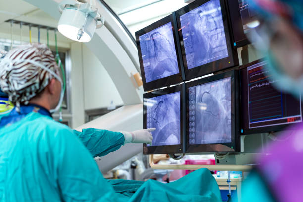 i medici stanno operando su un paziente per operare la tre in ospedale. - radiologist computer doctor mri scan foto e immagini stock