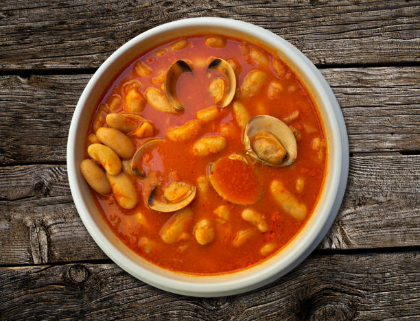 Fabes con almejas beans with clams recipe Asturias Fabes con almejas beans with clams recipe from Asturias in Spain fabes stock pictures, royalty-free photos & images