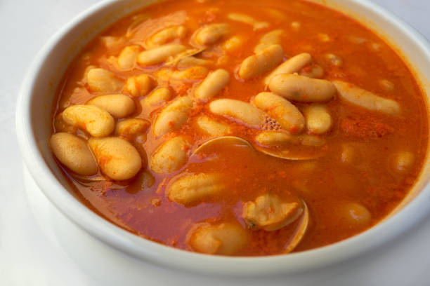 Fabes con almejas beans with clams recipe Asturias Fabes con almejas beans with clams recipe from Asturias in Spain fabes stock pictures, royalty-free photos & images
