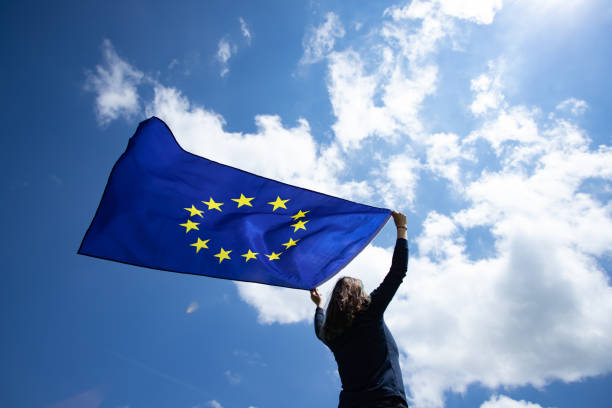 mujer con bandera de la ue. - european culture europe national flag flag fotografías e imágenes de stock
