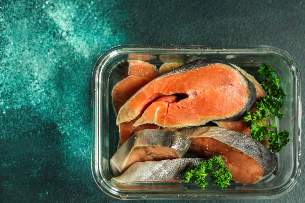 snack de poisson rouge (fruits de mer). fond de nourriture. retour au début - freshness seafood crushed ice salmon photos et images de collection