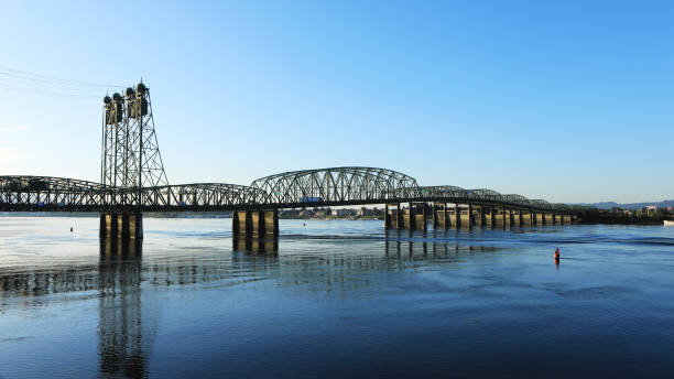 vue du pont vancouver, washington à portland, oregon - clark county photos et images de collection