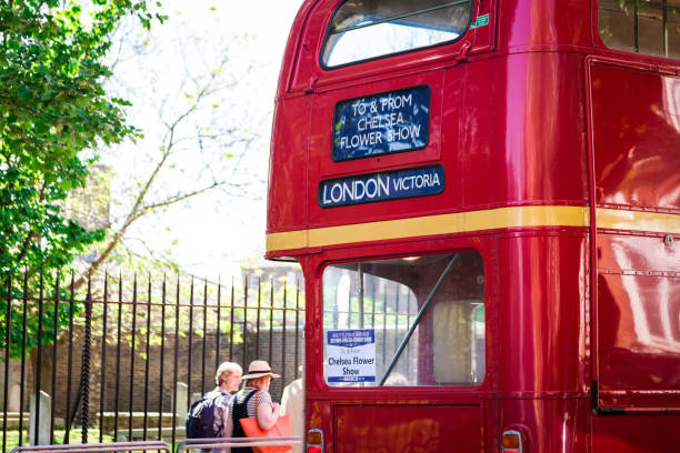 red london bus zabiera ludzi do chelsea flower show, londyn, wielka brytania - wystawa ogrodnicza zdjęcia i obrazy z banku zdjęć
