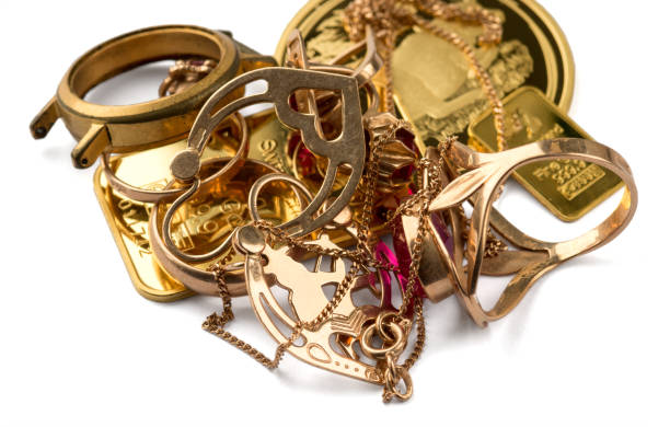 un pezzo d'oro. gioielli vecchi e rotti, orologi d'oro e placcato oro isolato su un bianco - gold jewelry coin scrap metal foto e immagini stock