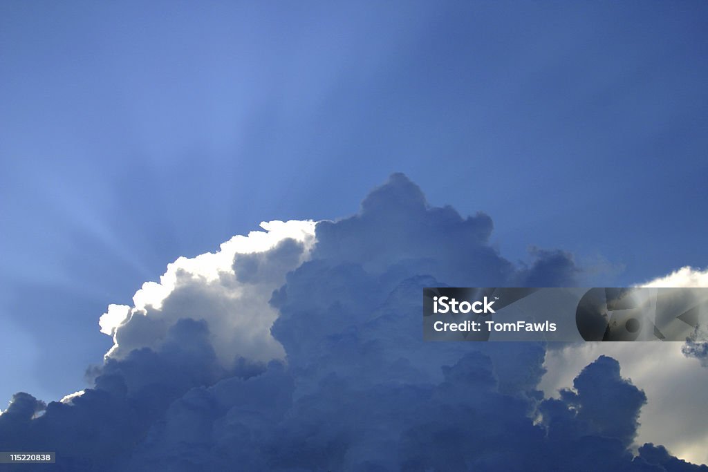 暗い雲と青い空。 - -Light at the End of the Tunnel 英語の慣用句のロイヤリティフリーストックフォト