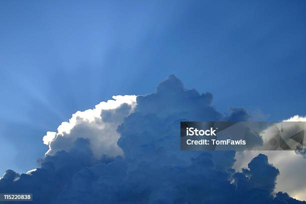 暗い雲と青い空 - -Light at the End of the Tunnel 英語の慣用句のストックフォトや画像を多数ご用意 - -Light at the End of the Tunnel 英語の慣用句, ふわふわ, まぶしい