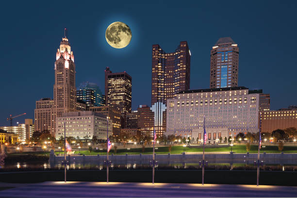 istock Moon rising above Columbus, Ohio 1152209274